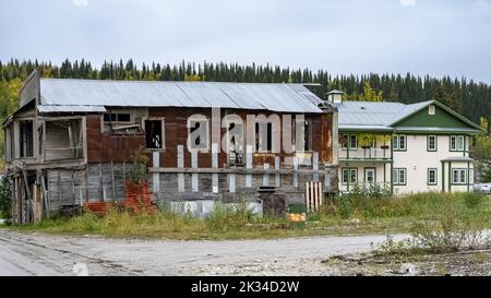 Dawson città in Yukon, Canada, case colorate nel villaggio antico della corsa all'oro Foto Stock