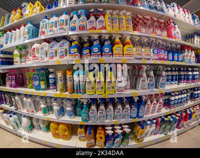 Torino, Italia - 23 settembre 2022: Scaffale con detersivi e prodotti per la pulizia della casa in supermaket italiano o grande magazzino Foto Stock