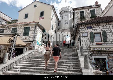 Scene di Herceg Novi, una città costiera del Montenegro situata all'entrata occidentale della baia di Cattaro. Herceg Novi era conosciuto come Castelnuovo, New cas Foto Stock