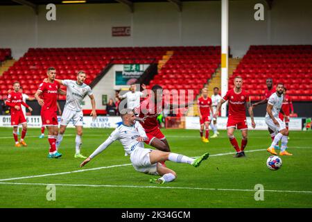 Walsall, Regno Unito. 24th Set, 2022. REECE McAlear #8 di Tranmere Rovers tira durante la partita della Sky Bet League 2 Walsall vs Tranmere Rovers al Banks's Stadium, Walsall, Regno Unito, 24th settembre 2022 (Photo by Phil Bryan/News Images) a Walsall, Regno Unito il 9/24/2022. (Foto di Phil Bryan/News Images/Sipa USA) Credit: Sipa USA/Alamy Live News Foto Stock