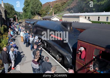 No.4498 Sir Nigel Gresley in Goathland stazione sulla North Yorkshire Moors Railway al gala annuale di vapore. Foto Stock