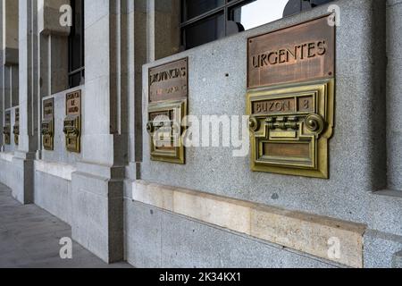 Madrid, Spagna, settembre 2022. Le vecchie cassette delle lettere sulla facciata esterna dell'ufficio postale nel centro della città Foto Stock