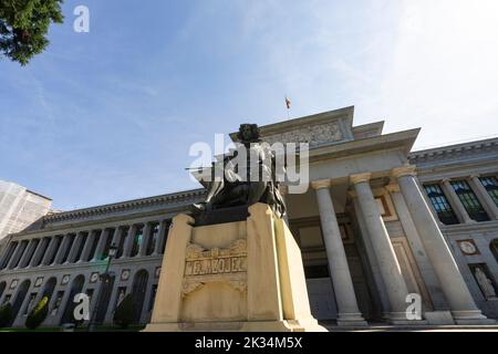 Madrid, Spagna, settembre 2022. Statua di Velazquez di fronte al Museo del Prado nel centro della città Foto Stock