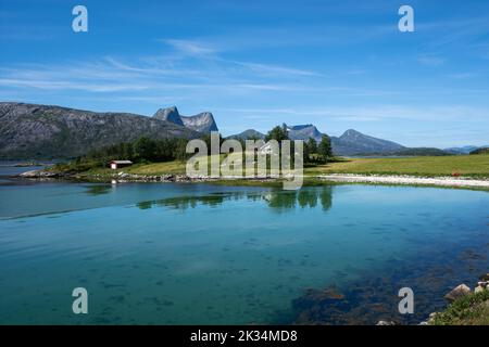 Paesaggi meravigliosi in Norvegia. Nordland. Bellissimo scenario di Kjerringstraumen Bru (ponti Efjord) sul Efjorden. Un altro sfondo del pianeta. Lo è Foto Stock