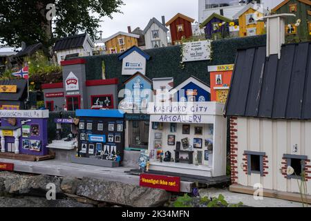 Kasfjord, Norvegia - 13 luglio 2022: Paesaggi meravigliosi in Norvegia. Nordland. Kasfjord città in miniatura vicino ad Harstad. Nuvoloso giorno d'estate. Selettivo foc Foto Stock