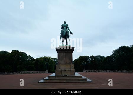 Oslo, Norvegia, 2022 settembre: Statua equestre di bronzo di Re Carlo Giovanni sulla piazza del Palazzo situata di fronte al Palazzo reale. Foto Stock