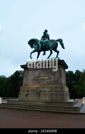 Oslo, Norvegia, 2022 settembre: Statua equestre di bronzo di Re Carlo Giovanni sulla piazza del Palazzo situata di fronte al Palazzo reale. Foto Stock