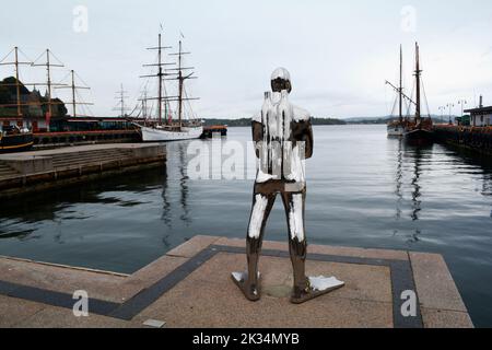 Oslo, Norvegia, 2022 settembre: Dykkaren, statua subacquea Scuba situata sul lungomare del porto del terminal dei traghetti nel porto di Oslo. Foto Stock