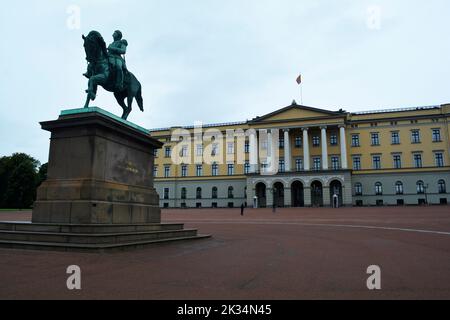 Oslo, Norvegia, 2022 settembre: Statua equestre di bronzo di Re Carlo Giovanni sulla piazza del Palazzo situata di fronte al Palazzo reale. Foto Stock