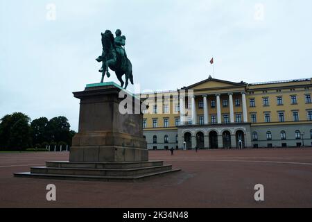 Oslo, Norvegia, 2022 settembre: Statua equestre di bronzo di Re Carlo Giovanni sulla piazza del Palazzo situata di fronte al Palazzo reale. Foto Stock