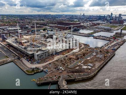 I lavori proseguono per la costruzione del nuovo stadio dell'Everton Football Club presso il Bramley Moore Docks di Liverpool. Foto Stock