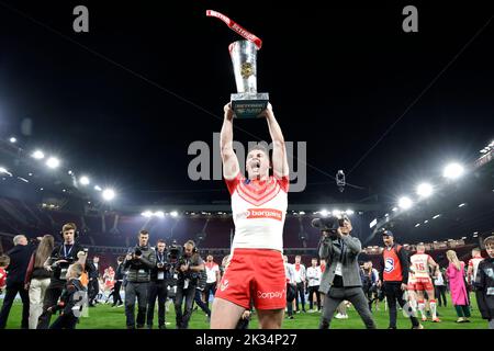 Jack Welsby di St Helens festeggia con il trofeo dopo la vittoria nella finale di Betfred Super League a Old Trafford, Manchester. Data immagine: Sabato 24 settembre 2022. Foto Stock