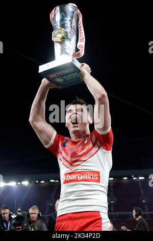 Jack Welsby di St Helens festeggia con il trofeo dopo la vittoria nella finale di Betfred Super League a Old Trafford, Manchester. Data immagine: Sabato 24 settembre 2022. Foto Stock