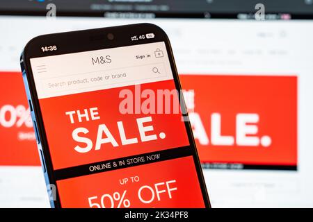 M&S Marks e Spencer Mobile Website con il sito Web del laptop in background Foto Stock