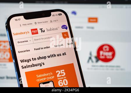 Sainsburys Mobile Website con il sito Web del laptop in background Foto Stock