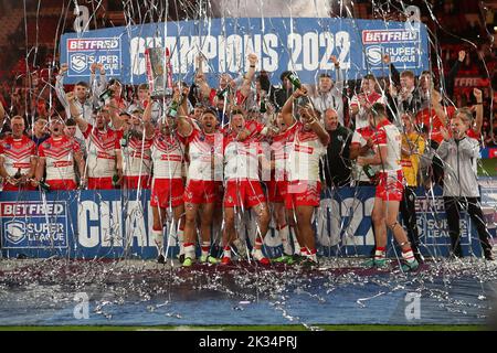 Manchester, Regno Unito. 24th Set, 2022. St Helens celebra quest'anno i vincitori della Grand Final durante la partita della Betfred Super League Grand Final tra St Helens e Leeds Rhinos a Old Trafford, Manchester, Inghilterra, il 24 settembre 2022. Foto di Ken Sparks. Solo per uso editoriale, licenza richiesta per uso commerciale. Non è utilizzabile nelle scommesse, nei giochi o nelle pubblicazioni di un singolo club/campionato/giocatore. Credit: UK Sports Pics Ltd/Alamy Live News Foto Stock