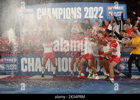 Manchester, Regno Unito. 24th Set, 2022. St Helens celebra quest'anno i vincitori della Grand Final durante la partita della Betfred Super League Grand Final tra St Helens e Leeds Rhinos a Old Trafford, Manchester, Inghilterra, il 24 settembre 2022. Foto di Ken Sparks. Solo per uso editoriale, licenza richiesta per uso commerciale. Non è utilizzabile nelle scommesse, nei giochi o nelle pubblicazioni di un singolo club/campionato/giocatore. Credit: UK Sports Pics Ltd/Alamy Live News Foto Stock