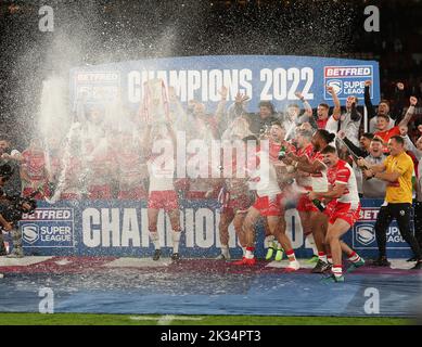 Manchester, Regno Unito. 24th Set, 2022. St Helens celebra quest'anno i vincitori della Grand Final durante la partita della Betfred Super League Grand Final tra St Helens e Leeds Rhinos a Old Trafford, Manchester, Inghilterra, il 24 settembre 2022. Foto di Ken Sparks. Solo per uso editoriale, licenza richiesta per uso commerciale. Non è utilizzabile nelle scommesse, nei giochi o nelle pubblicazioni di un singolo club/campionato/giocatore. Credit: UK Sports Pics Ltd/Alamy Live News Foto Stock