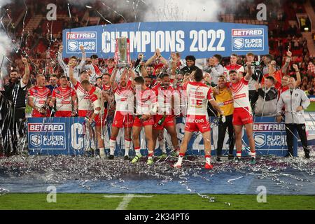 Manchester, Regno Unito. 24th Set, 2022. St Helens celebra quest'anno i vincitori della Grand Final durante la partita della Betfred Super League Grand Final tra St Helens e Leeds Rhinos a Old Trafford, Manchester, Inghilterra, il 24 settembre 2022. Foto di Ken Sparks. Solo per uso editoriale, licenza richiesta per uso commerciale. Non è utilizzabile nelle scommesse, nei giochi o nelle pubblicazioni di un singolo club/campionato/giocatore. Credit: UK Sports Pics Ltd/Alamy Live News Foto Stock