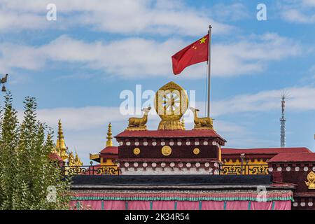 Tetto del Tempio di Jokhang, in Piazza Barkhor, Lhasa Tibet che mostra le sculture di due cervi e la ruota d'oro di Dharma Foto Stock