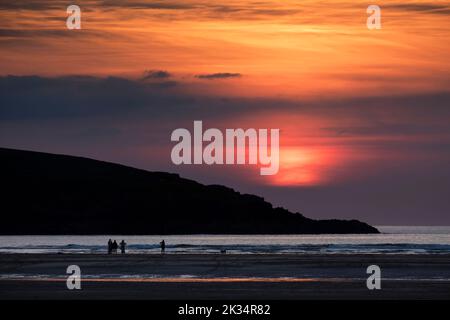 Tramonto sulla spiaggia di Crantock nella Cornovaglia settentrionale che si affaccia sull'Oceano Atlantico. Foto Stock