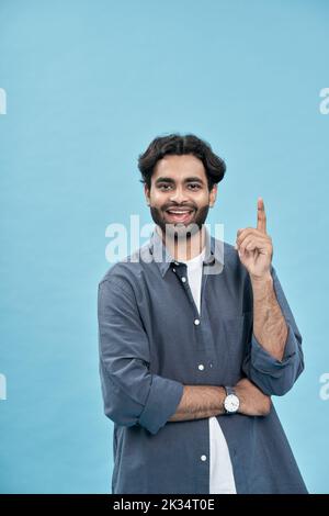 Felice eccitato arabo uomo puntando dito ha ottenuto nuova grande idea isolato su blu. Foto Stock