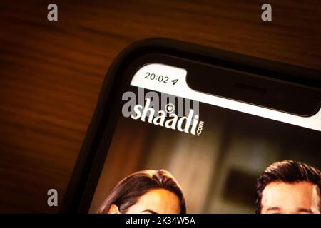 Logo di Shaadi sul suo sito web su iPhone di umore oscuro. Shaadi.com è un servizio indiano di nozze in linea. Il mercato principale è India, Pakistan e Bangladesh Foto Stock