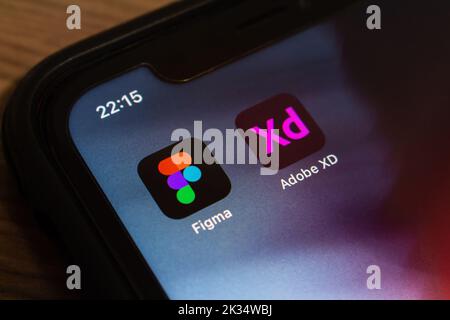 Vancouver, CANADA - Set 23 2022 : icone Adobe XD e Figma su un iPhone. Nel settembre 2022, Figma ha annunciato che era stata acquisita da Adobe Inc. Foto Stock