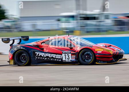 Sebring, Florida, Stati Uniti. 24th settembre 2022. Fanatec GT World Challenge America Powered by AWS al Sebring International Speedway, Stati Uniti. Le auto sportive preferite da marchi come Acura, Aston Martin, Ferrari, Lamborghini, Mercedes-AMG, E Porsche affronterà le asperità nella Florida centrale. Credit: Yaroslav Sabitov/YES Market Media/Alamy Live News Foto Stock