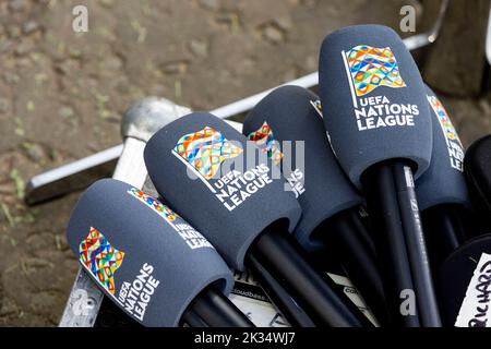 24th settembre 2022; Hampden Park, Glasgow, Scozia: Calcio della UEFA Nations League, Scozia contro Repubblica d'Irlanda; microfoni UEFA Foto Stock