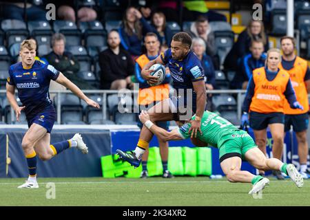 Ollie Lawrence of Worcester Warriors è affrontata da Mateo Carreras di Newcastle Falcons durante la partita di premiership Gallagher Worcester Warriors vs Newcastle Falcons al Sixways Stadium, Worcester, Regno Unito, 24th settembre 2022 (Foto di Nick Browning/News Images) Foto Stock