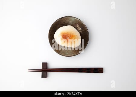 torta di riso al forno su piatto isolato su sfondo bianco Foto Stock