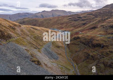 Epica immagine paesaggistica della vista lungo Honister Pass per Buttermere da Dale Head nel Lake District durante il tramonto d'autunno Foto Stock