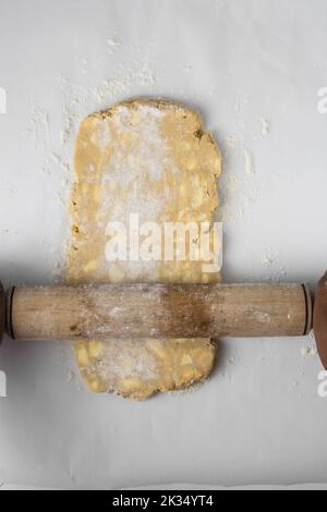 pasta da pasticceria danese laminata, pasta da pasticceria con pezzi di burro freddo, processo di laminazione della pasta, pasta da pasticceria a piega letteraria Foto Stock