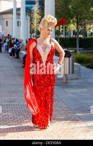 Bionda donna trans in drag vestito rosso brillante al Gay Pride parata protesta 2022 nel centro di Birmingham uk settembre 24th 2022 Foto Stock