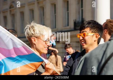 Donna bionda e giovane uomo asiatico alla Gay Pride Parade Protest 2022 nel centro di birmingham regno unito il 24 settembre Foto Stock