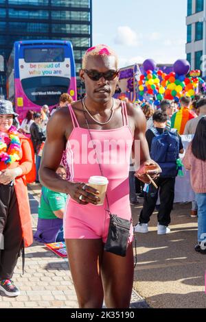 Uomo dalla pelle nera che indossa il leotard rosa alla manifestazione Gay Pride Parade 2022 nel centro di birmingham regno unito settembre 24th Foto Stock