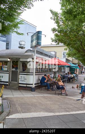 Esterno dell'edificio durante la colazione al Summit Diner di Summit, New Jersey, USA. Cena classica NJ dall'esterno. Foto Stock