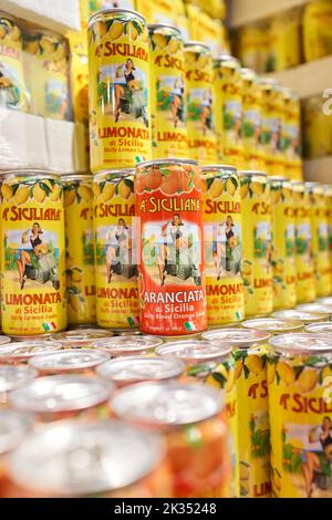 A Siciliana Limonata de Sicilia, lattine impilate su un mercato. Rapped in casi, molte lattine in esposizione. Profondità di messa a fuoco ridotta. Prodotto in Italia. Foto Stock