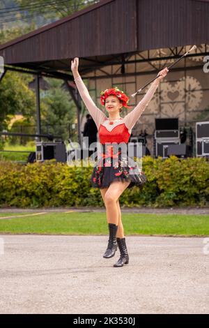 Porabka, Bielsko, Polonia, 24 settembre 2022: Festa della maratona dei tre Laghi. Fest al traguardo della maratona. Majorette e Runner Foto Stock