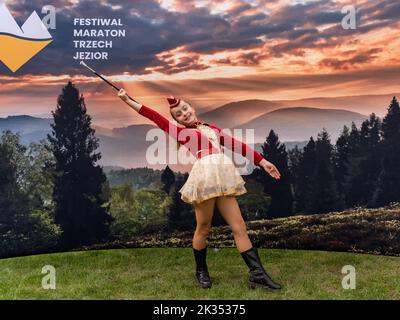 Porabka, Bielsko, Polonia, 24 settembre 2022: Festa della maratona dei tre Laghi. Fest al traguardo della maratona. Majorette e Runner Foto Stock