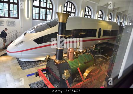 Museo della Deutsche Bahn a Norimberga - il GHIACCIO moderno accanto ad una replica della prima locomotiva tedesca Adler Foto Stock