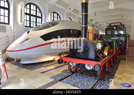 Museo della Deutsche Bahn a Norimberga - il GHIACCIO moderno accanto ad una replica della prima locomotiva tedesca Adler Foto Stock