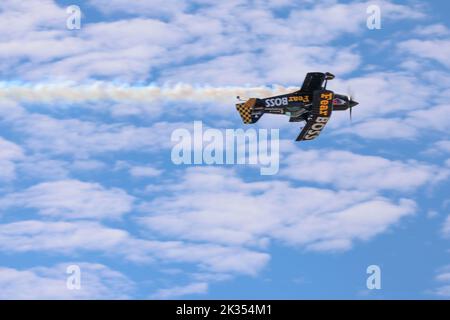 Jon Melby, pilotando il suo biplano muscolare S-1B Pitts, esegue aerobica durante il Marine Corps Air Station Miramar Air Show 2022 al MCAS Miramar, San Diego, California, 24 settembre 2022. Melby si esibisce in occasione di spettacoli aerei dal 2001. Il tema del MCAS Miramar Air Show 2022, “Marines Fight, evolve and Win”, riflette gli sforzi di modernizzazione in corso del corpo Marino per prepararsi ai conflitti futuri. (STATI UNITI Corpo marino foto di Sgt. Samuel Fletcher) Foto Stock