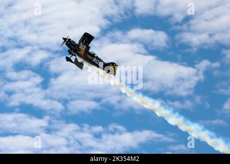 Jon Melby, pilotando il suo biplano muscolare S-1B Pitts, esegue aerobica durante il Marine Corps Air Station Miramar Air Show 2022 al MCAS Miramar, San Diego, California, 24 settembre 2022. Melby si esibisce in occasione di spettacoli aerei dal 2001. Il tema del MCAS Miramar Air Show 2022, “Marines Fight, evolve and Win”, riflette gli sforzi di modernizzazione in corso del corpo Marino per prepararsi ai conflitti futuri. (STATI UNITI Corpo marino foto di Sgt. Samuel Fletcher) Foto Stock