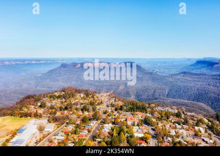 Monte solitario nel Grand Canyon del Parco Nazionale delle Blue Mountains ofAustralia - paesaggio aereo da Katoomba. Foto Stock