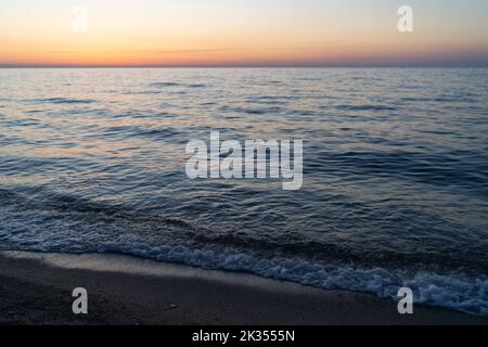Tramonto cielo che si riflette in acqua, vista aerea. Destinazioni di viaggio, concetto di vacanza. Meditazione oceano e spiaggia panoramica paesaggio. Arancione Foto Stock