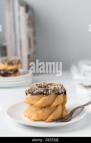 Alto pacco di mini torte bundt con glassa al cioccolato e cocco, lamington torte bundt Foto Stock
