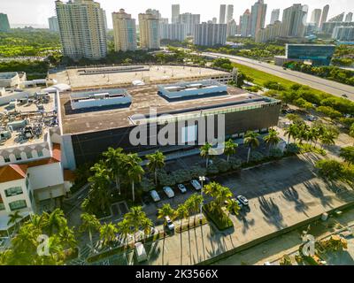 aventura, FL, USA - 19 settembre 2022: Foto aerea dei negozi di lusso Aventura Mall Foto Stock