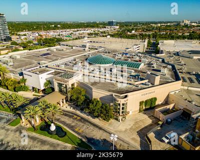 aventura, FL, USA - 19 settembre 2022: Foto aerea dei negozi di lusso Aventura Mall Foto Stock